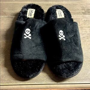 Dreamfoam Deluxe Black Skull Design Slippers - medium (7-8)